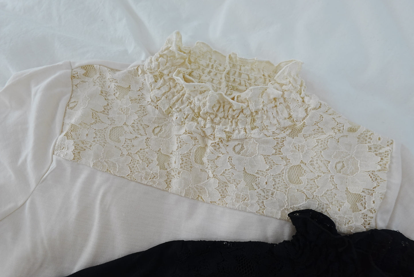 Ruffle小性感！花紋刺繡長袖打底 🍞