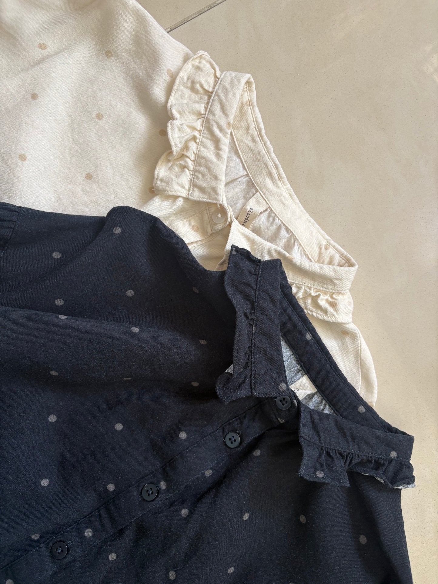 可愛波點！Ruffle衣領恤衫 🍞